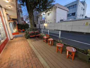 吉祥寺站 NIKITIKI 前紅色椅子計畫的休息場所其一