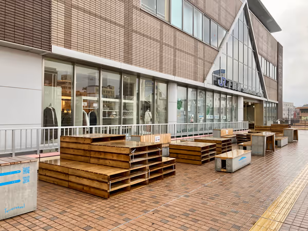 Photo of Shimonoseki Station | 2nd Floor Station | Building Side of the Station | Plaza (Artificial Ground) | Rest Spot 1