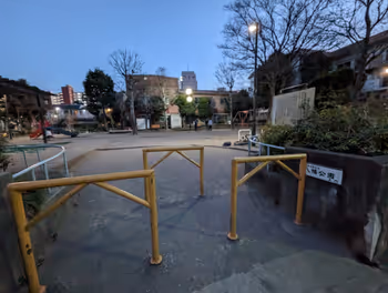 나카메구로역 하치만 공원의 휴식 장소 1