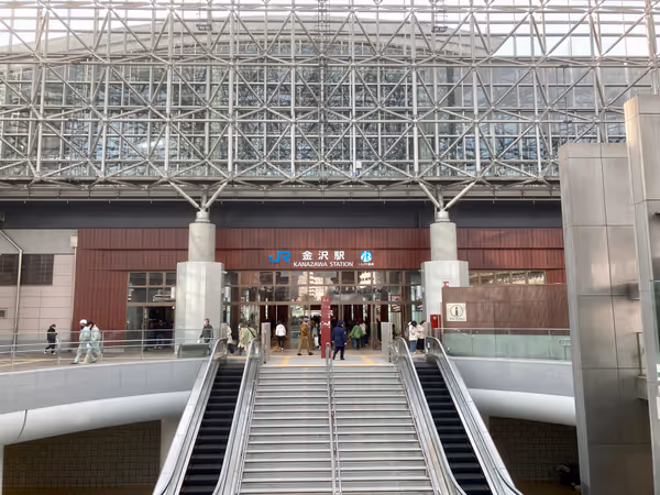 もてなしドーム内の水路周辺の石造部分の写真2