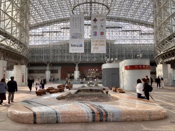 もてなしドーム内の水路周辺の石造部分の写真1