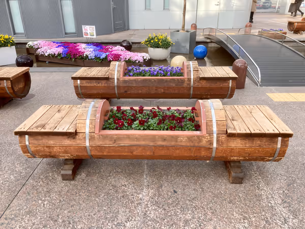 もてなしドーム内水路周辺の木製ベンチの写真2