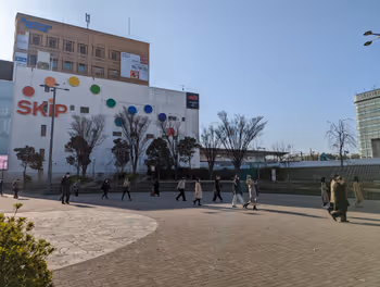 新橫濱站站前西廣場的休息場所,其一