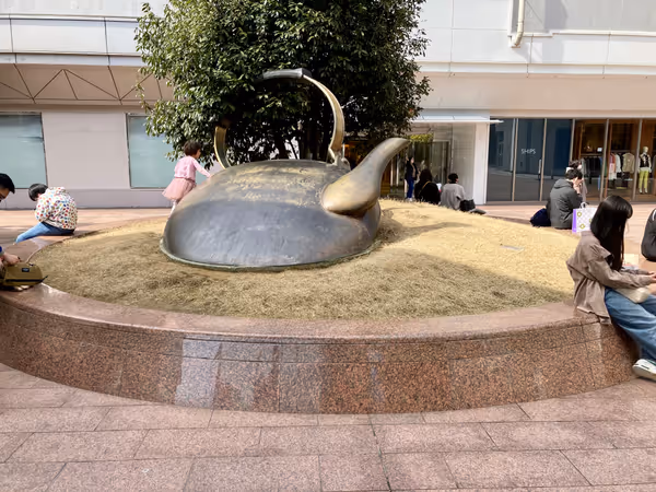 金沢フォーラス前のやかんオブジェの写真2