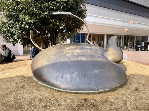 金沢フォーラス前のやかんオブジェの写真1