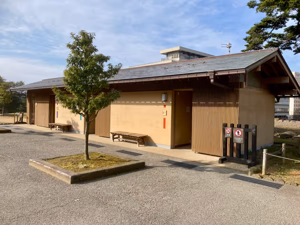 金沢城公園 玉泉院丸庭園のトイレ周辺の写真1