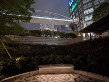 代々木駅リンクススクエア新宿 公開空地の休憩場所その3