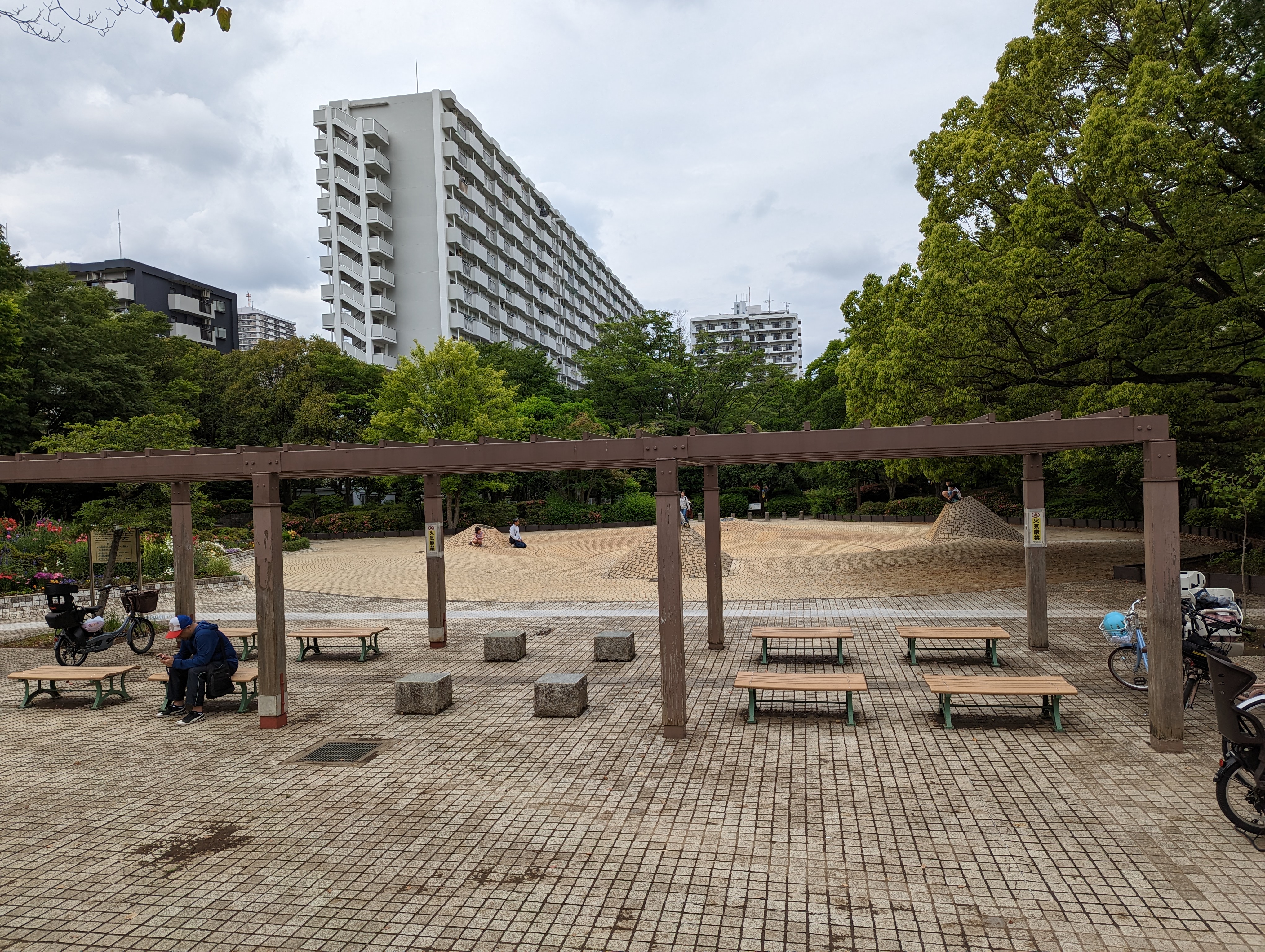 Photo of Hikarigaoka Station | Natsugumo Park, in front of the Splash Pool | Rest Spot 1