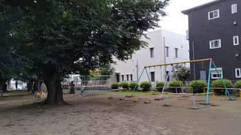 东宫原站中道公园的休息场所3