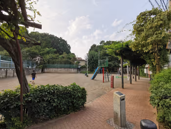 国分寺駅真福寺児童遊園地の休憩場所その1