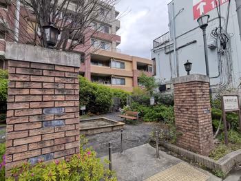 百草园站松连寺坂下公园的休息场所1