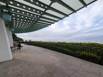 元町・中華街駅港の見える丘公園 展望台の休憩場所その2
