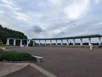 元町・中華街駅港の見える丘公園 展望台の休憩場所その1