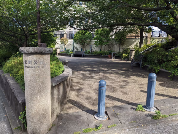 Photo of Motomachi-Chukagai Station | Motomachi Park, along Beer and Sake Street | Rest Spot 1