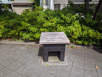 Rest area in Hinode-cho No. 2 Park near Higashi-Ikebukuro Station, part 2