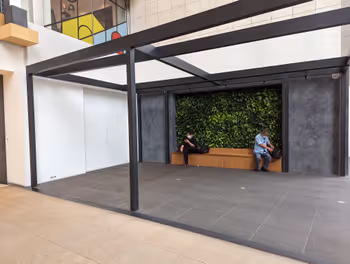 【東梅田駅】E-ma 南エントランスの休憩場所