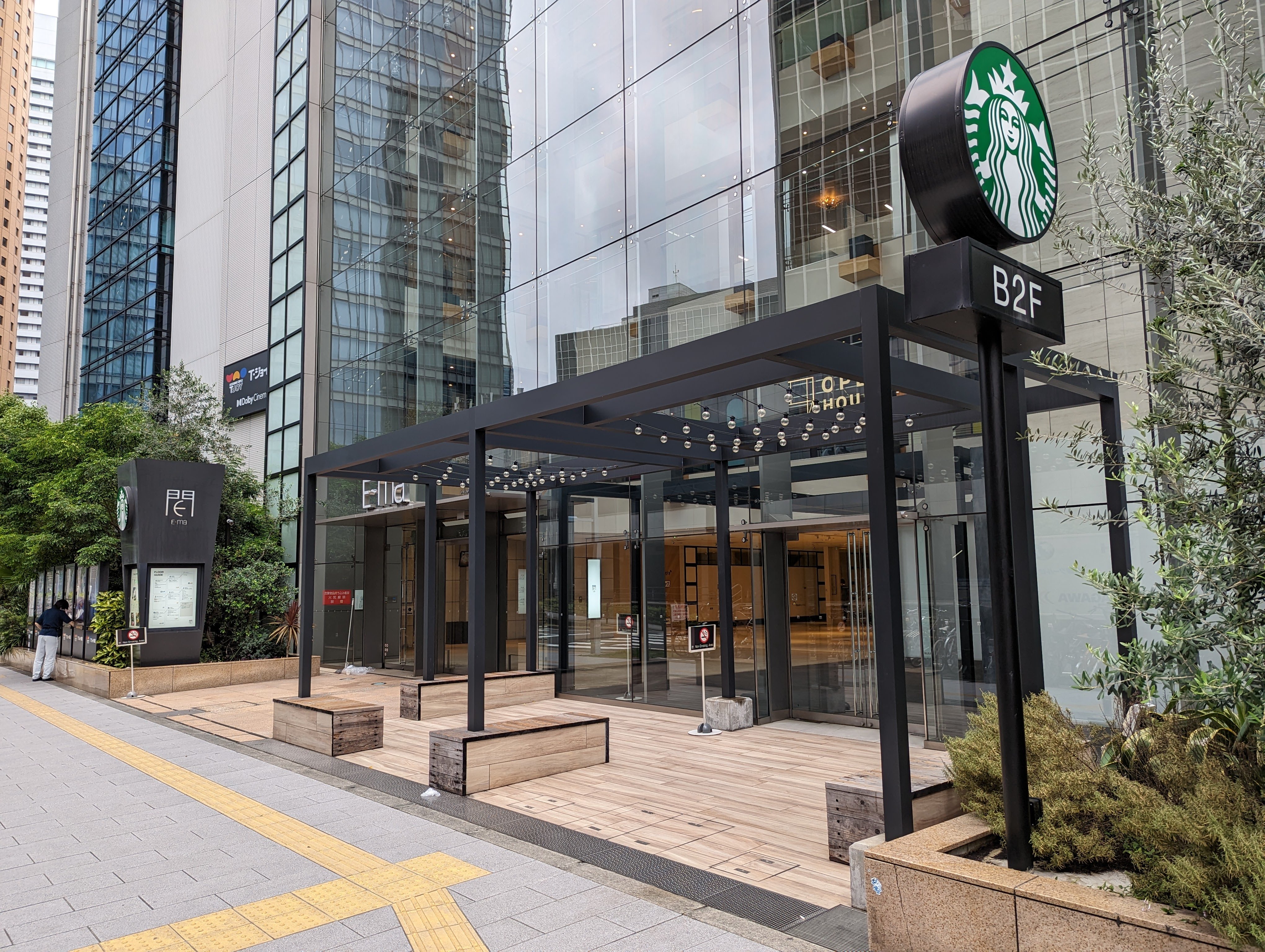 [히가시우메다역] E-ma 입구 부근 쉼터 사진 1