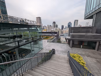 大阪站Grand Front Osaka 北馆露台花园 7楼的休息场所之一