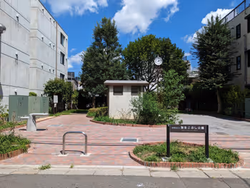 Rest Area at Nakano-shimbashi Station's Yayoi Kobushi Park, Part 1
