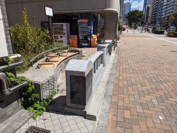 西新宿五丁目駅清水橋ポケットパークの休憩場所その2