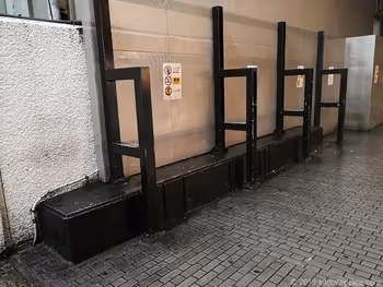 横浜ビブレ横のベンチ