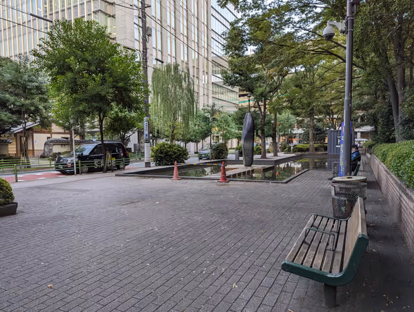 ロイヤルパークホテル横の写真3