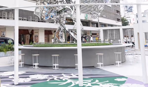 新宿駅 東口駅前広場の写真1