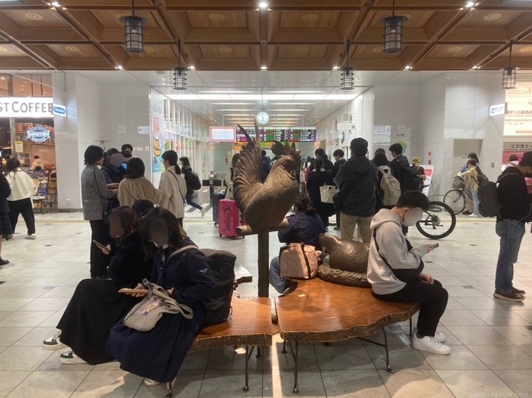 改札前のにわとり像付近の写真1