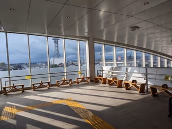 스즈메노미야역 서쪽 출구 데크의 휴식 장소 그 1