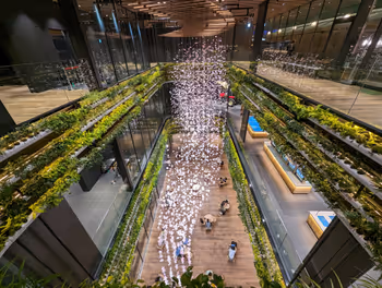 京桥站HANASAKA SQUARE的休息场所之一