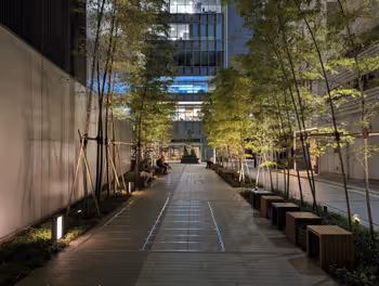 东京站东京中城八重洲 小路的休息场所其一