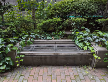 田町駅芝浦前川ビル公開空地の休憩場所その2