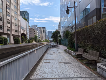 田町駅新芝運河沿緑地 藻塩橋・百代橋分岐の休憩場所その2