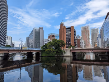 田町駅新芝運河沿緑地 藻塩橋・百代橋分岐の休憩場所その1