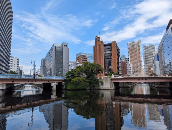 新芝運河沿緑地 藻塩橋・百代橋分岐の写真1