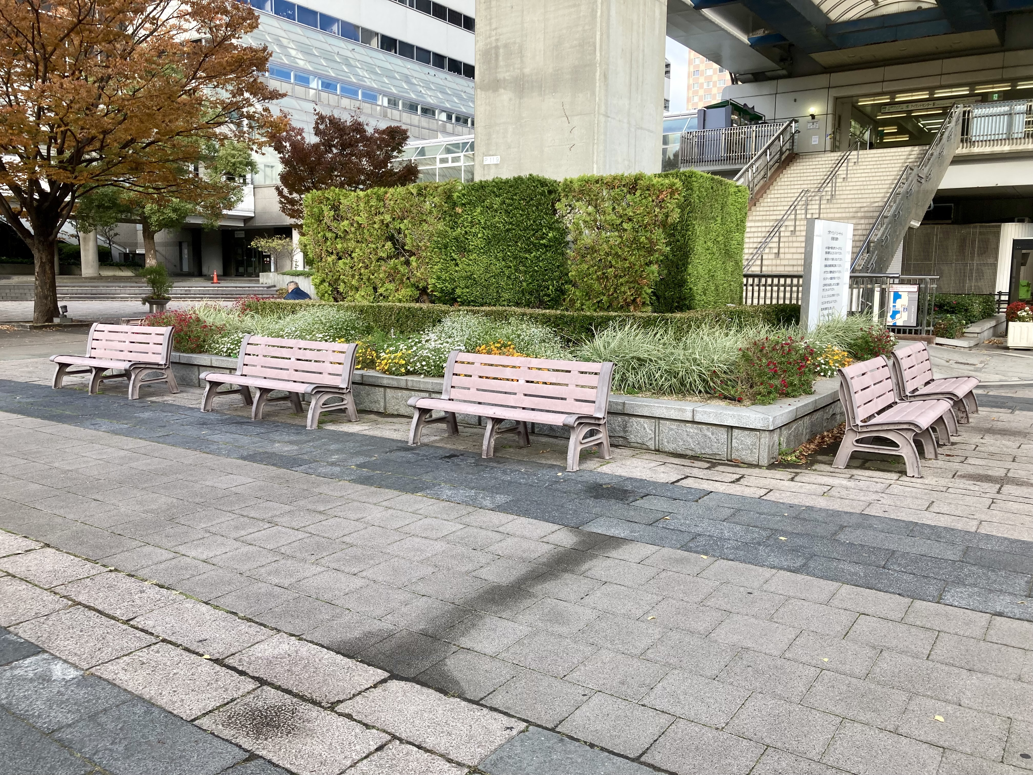 [島嶼中心站] 南出口階梯下方附近 休息處 的照片 1