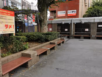 千歳烏山駅烏山区民センター前広場の休憩場所その3