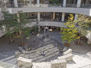 구니타니역 오페라시티 선큰 가든 1, 2F의 휴식 장소 그 1