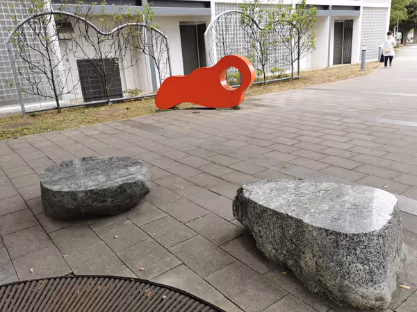 Foto di 幸福の木・横たわる人オブジェ横 5