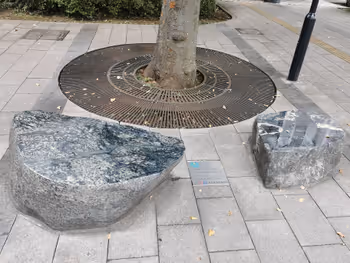 立川北駅幸福の木・横たわる人オブジェ横の休憩場所その2