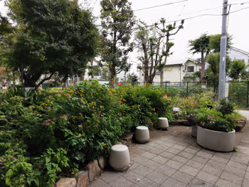 千歳烏山駅北烏山三丁目高架下・松葉山公園の休憩場所その4