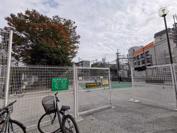 高田馬場駅清水川橋公園の休憩場所その1