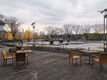 二重橋前駅和田倉無料休憩所・ウッドテラスの休憩場所その1