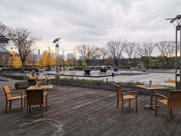 和田倉無料休憩所・ウッドテラスの写真1