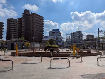 中百舌鳥車站前廣場的休息場所,其一