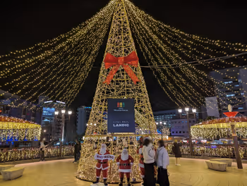 Rest area on the Fuku-Haku Deai Bridge near Nakasu-Kawabata Station, part 7