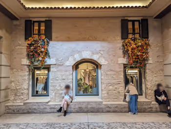 西鉄福岡(天神)駅天神地下街 10番街中庭広場の休憩場所その5