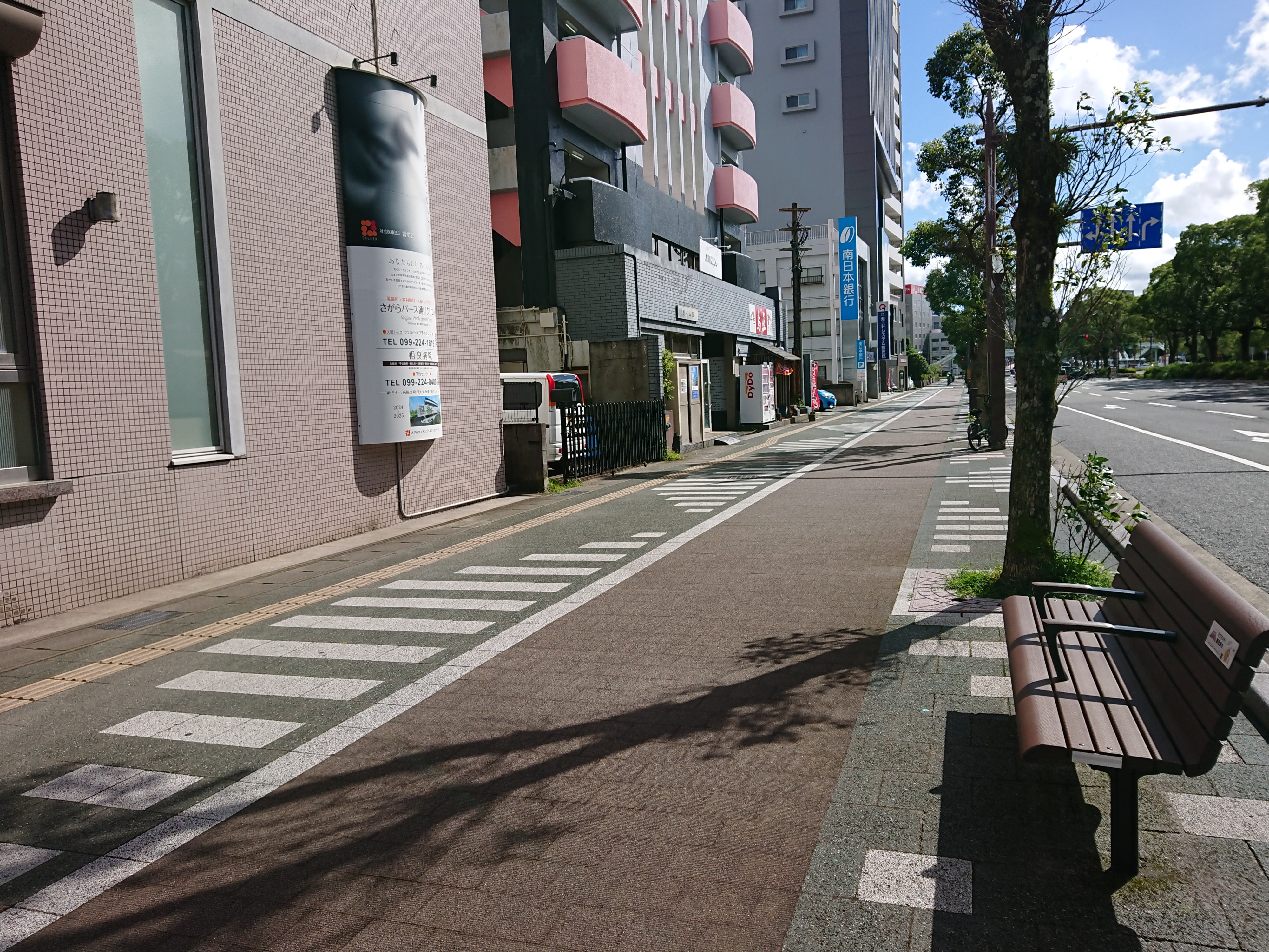 さがらパース通りクリニック前ベンチの写真1