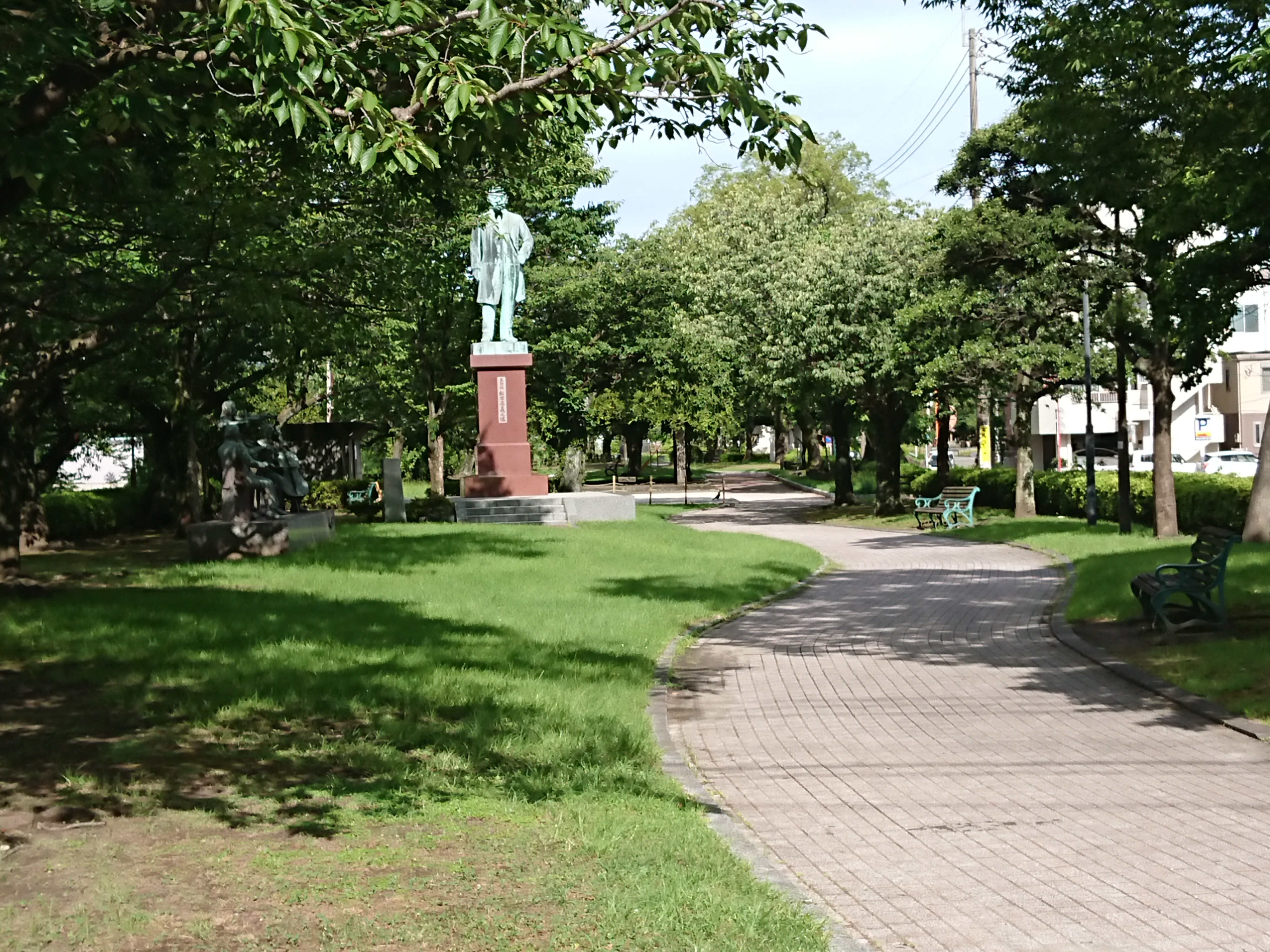 松方正義之像のまわりベンチの写真1