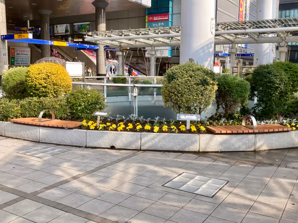 Photo of Kokura Station | Circular flower bed on the Kokura Castle Exit (South Exit) side pedestrian deck | Rest Spot 2